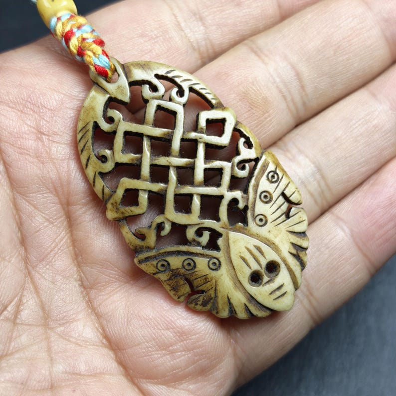 Eternal Knot - Endless Knot with Butterfly - Hand-carved Tibetan Amulet - Protective Charm for Keychain / Bag Hanging - 58*33mm