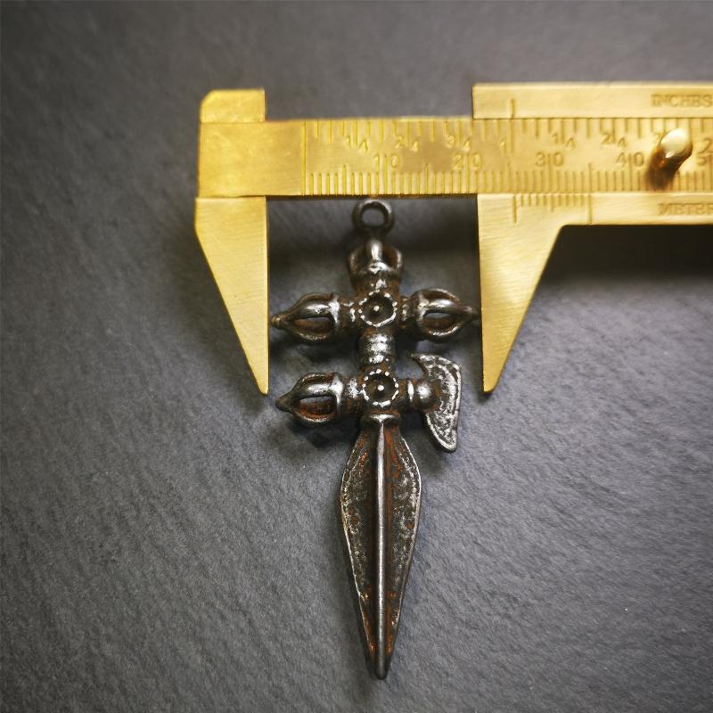 This beautiful phurba pendant is hand carved by Tibetan craftsmen from Tibet in 1980,Its upper part is a horizontal vajra and a kartika, the lower part is a longitudinal, phurba, the whole is made of thokcha, the size is 2.36" by 0.98"