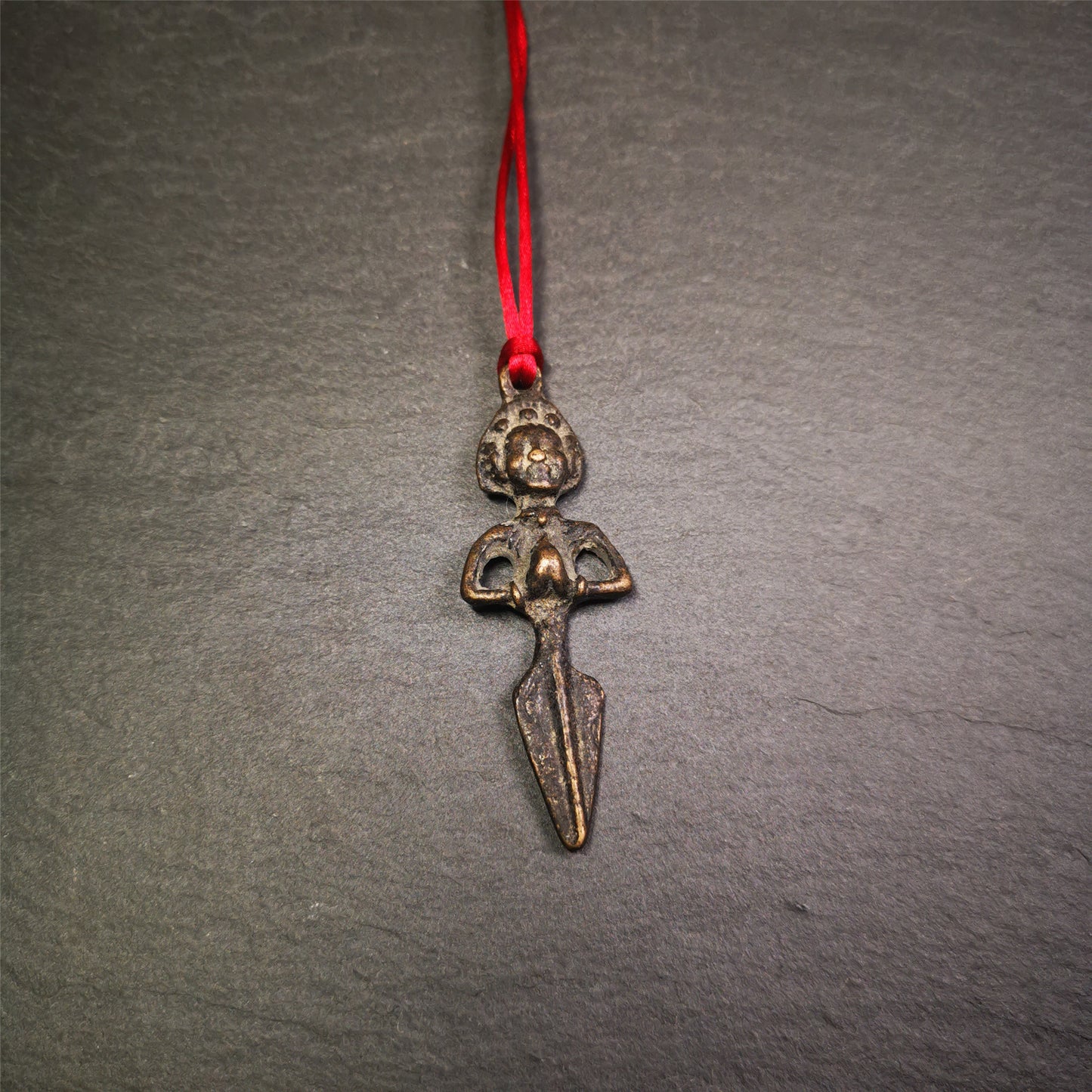This vintage Phurba pendant was collected from gengqing Monastery(Derge,Tibet),handmade of copper. It is total 2.36 inches,brown color,on top of it is Samantabhadra Bodhisattva,the lower part is phurba.