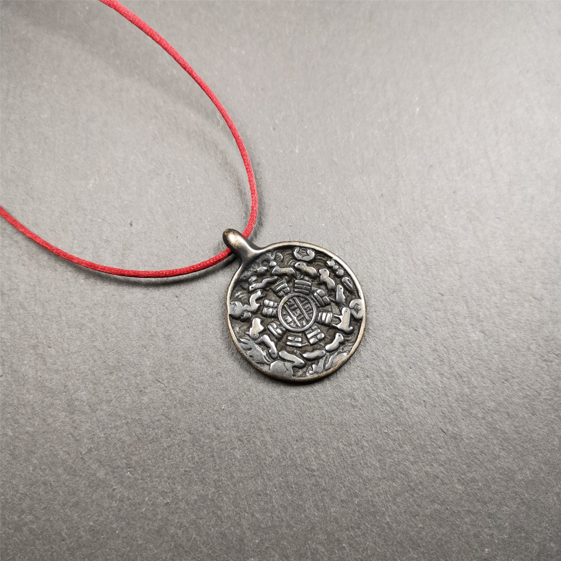 This type of sipaho badge was made by Tibetan craftsmen and come from Hepo Town, Baiyu County, the birthplace of the famous Tibetan handicrafts. It is made of 3 materials,small size, diameter 1.0 inch. You can make it into a necklace, or a keychain