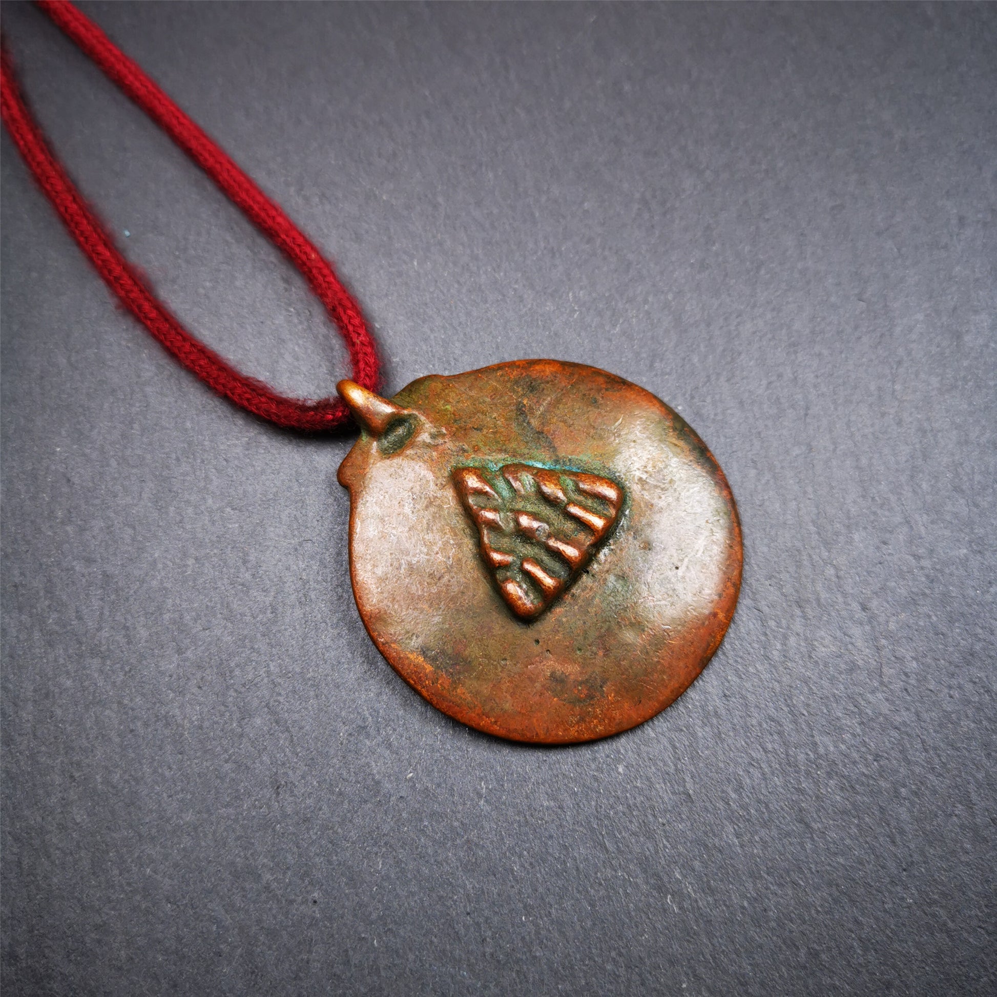 This unique melong badge was collected from Kathok Monastery for 50 years. It is round shape ,made of copper and carved 2 sided pattern. Its hanging ring is Kirtimukha,the fron is Tibetan Budhist calendar symbol - melong,and the back is mani jewel.