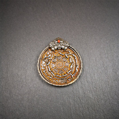 This unique melong sipaho badge was collect from Kathok Monastery Tibet. It is round shape,1.77 inch diameter,adopts a split casting method, and its hanging ring and shell is made in the image of Kirtimukha,wrapped in cold iron melong.