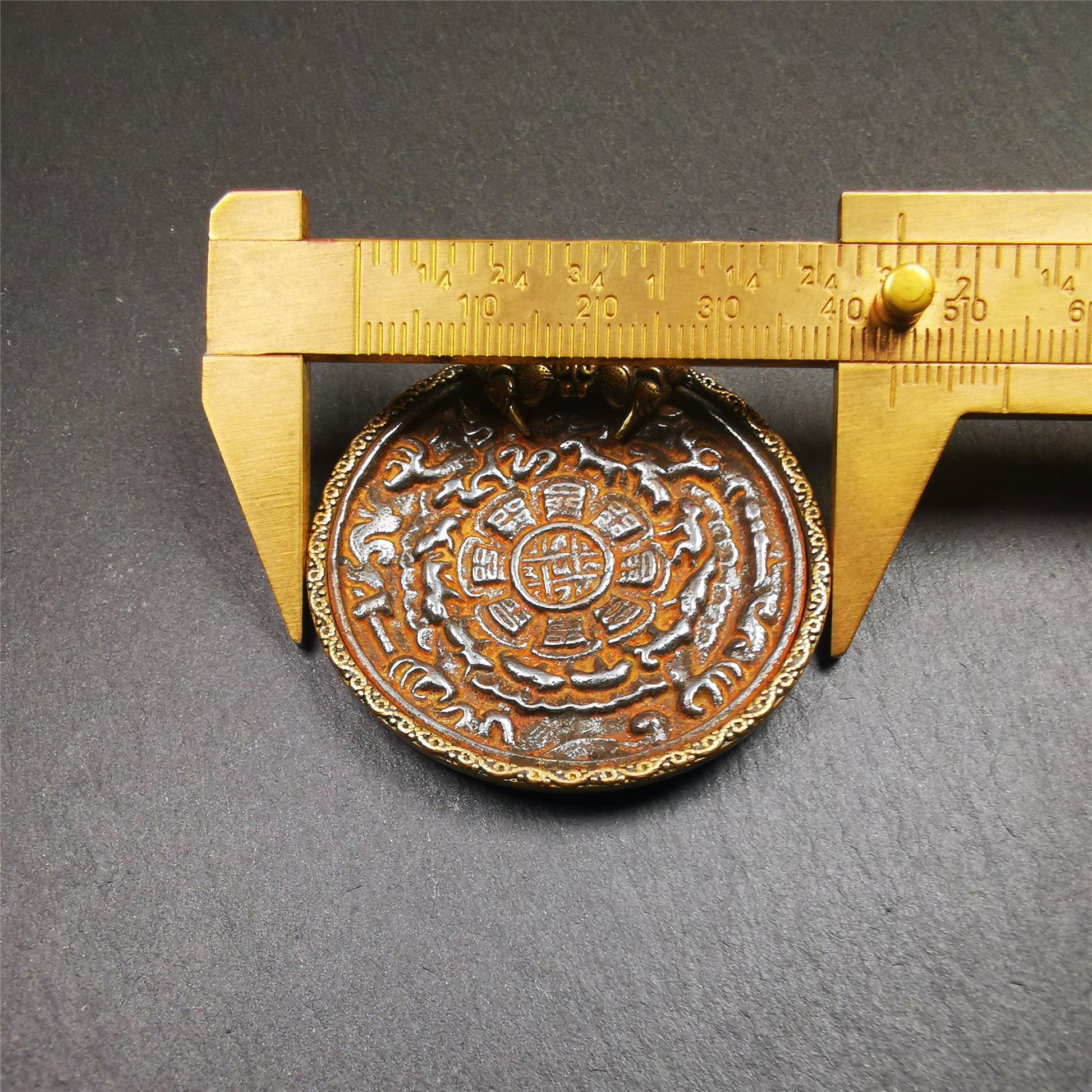This unique melong sipaho badge was collect from Kathok Monastery Tibet. It is round shape,1.77 inch diameter,adopts a split casting method, and its hanging ring and shell is made in the image of Kirtimukha,wrapped in cold iron melong.