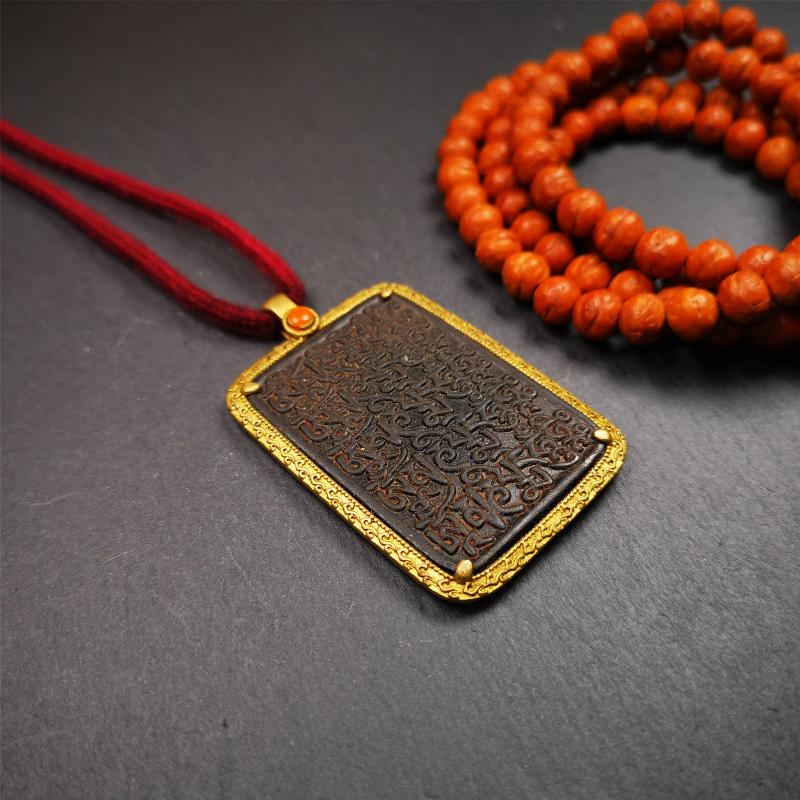 This badge is made by Tibetan craftsmen from Hepo Town, Baiyu County, the birthplace of the famous Tibetan handicrafts. It is made of copper, 2.52 × 1.57 inches. The front is the OM mantra and the back is body, speech, and mind.