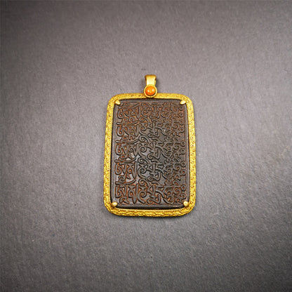 This badge is made by Tibetan craftsmen from Hepo Town, Baiyu County, the birthplace of the famous Tibetan handicrafts. It is made of copper, 2.52 × 1.57 inches. The front is the OM mantra and the back is body, speech, and mind.