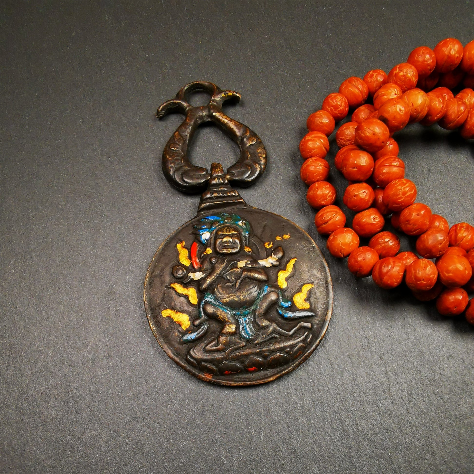 This unique Panjaramahakala Melong Amulet was collected from Goinqên Monastery,about 40 years old,bless by lama. It is round shape,made of brass,1.89 inch diameter.The top is a double fish hanging ring,the front pattern is Tibetan Budhist calendar symbol - SIPAHO(srid pa ho),and the back is Panjaramahakala.