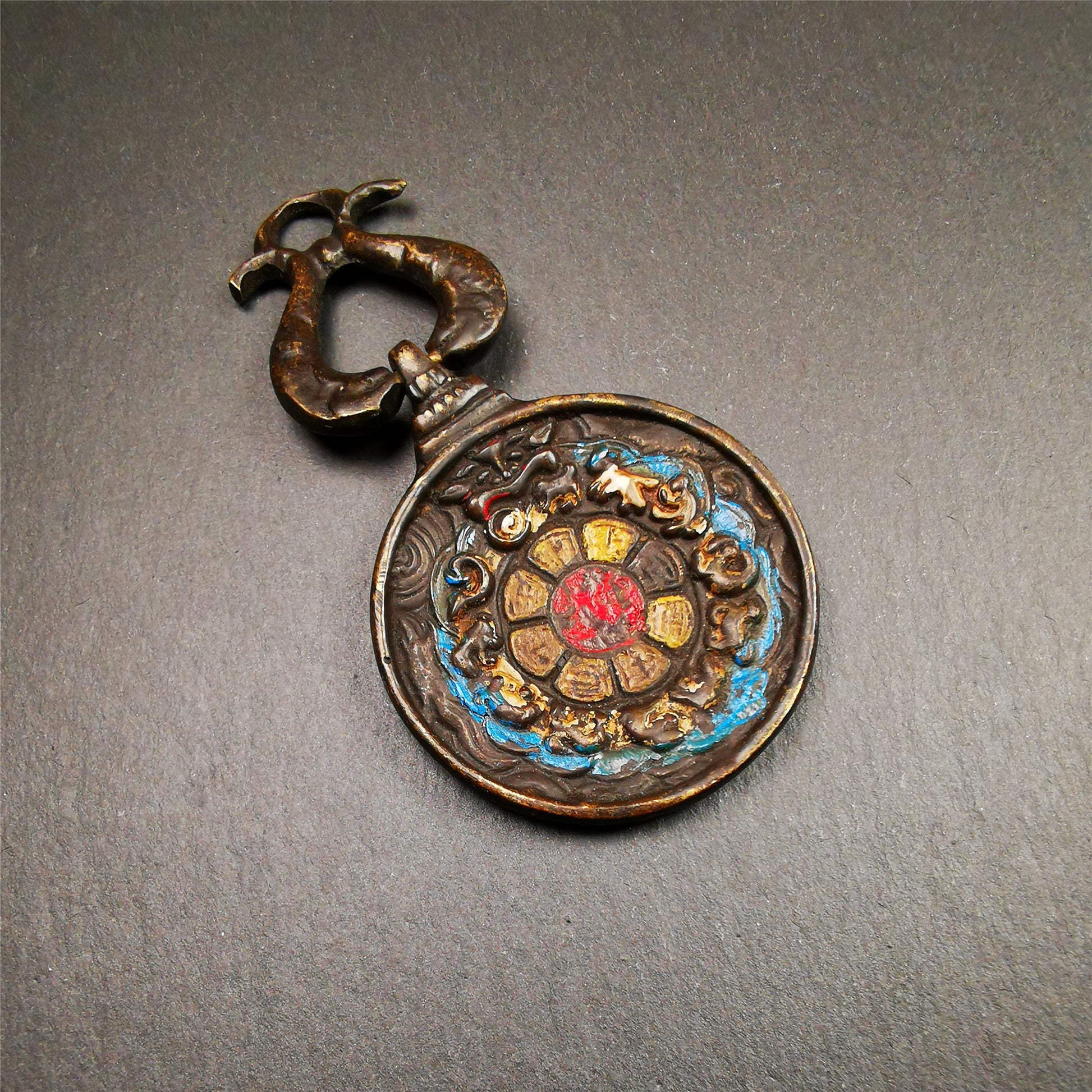 This unique Panjaramahakala Melong Amulet was collected from Goinqên Monastery,about 40 years old,bless by lama. It is round shape,made of brass,1.89 inch diameter.The top is a double fish hanging ring,the front pattern is Tibetan Budhist calendar symbol - SIPAHO(srid pa ho),and the back is Panjaramahakala.