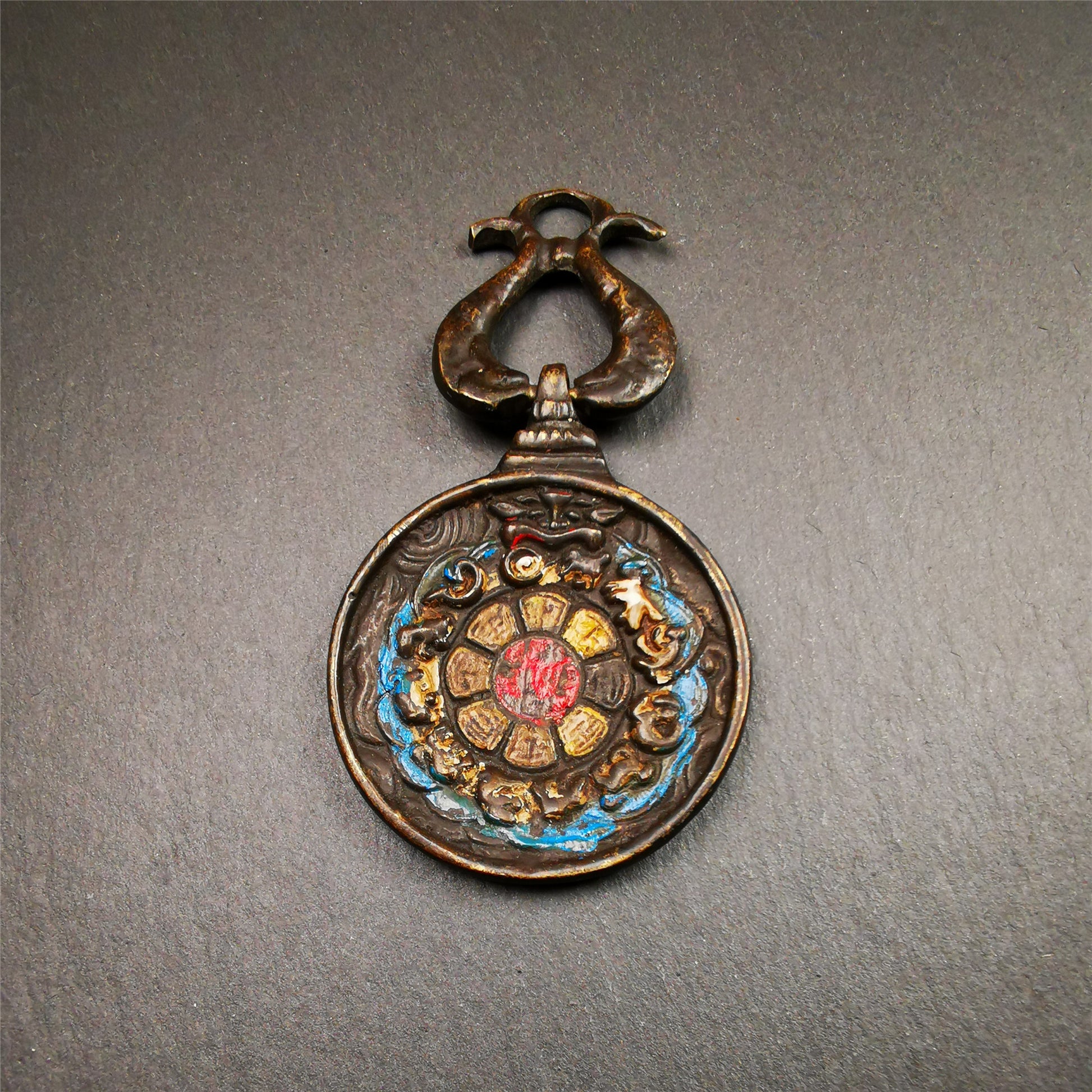 This unique Panjaramahakala Melong Amulet was collected from Goinqên Monastery,about 40 years old,bless by lama. It is round shape,made of brass,1.89 inch diameter.The top is a double fish hanging ring,the front pattern is Tibetan Budhist calendar symbol - SIPAHO(srid pa ho),and the back is Panjaramahakala.