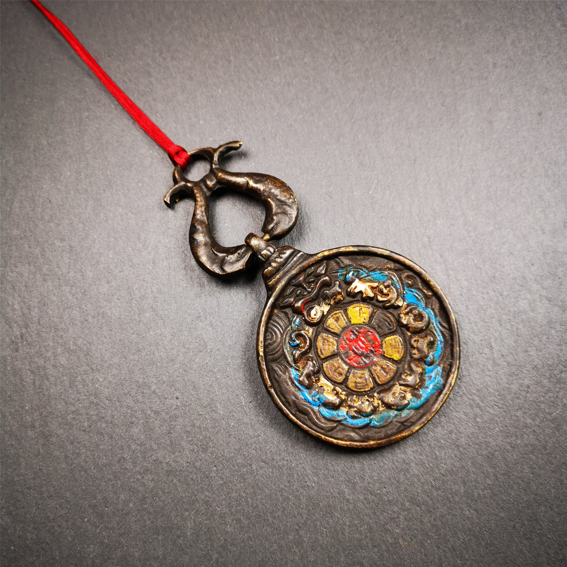 This unique Panjaramahakala Melong Amulet was collected from Goinqên Monastery,about 40 years old,bless by lama. It is round shape,made of brass,1.89 inch diameter.The top is a double fish hanging ring,the front pattern is Tibetan Budhist calendar symbol - SIPAHO(srid pa ho),and the back is Panjaramahakala.