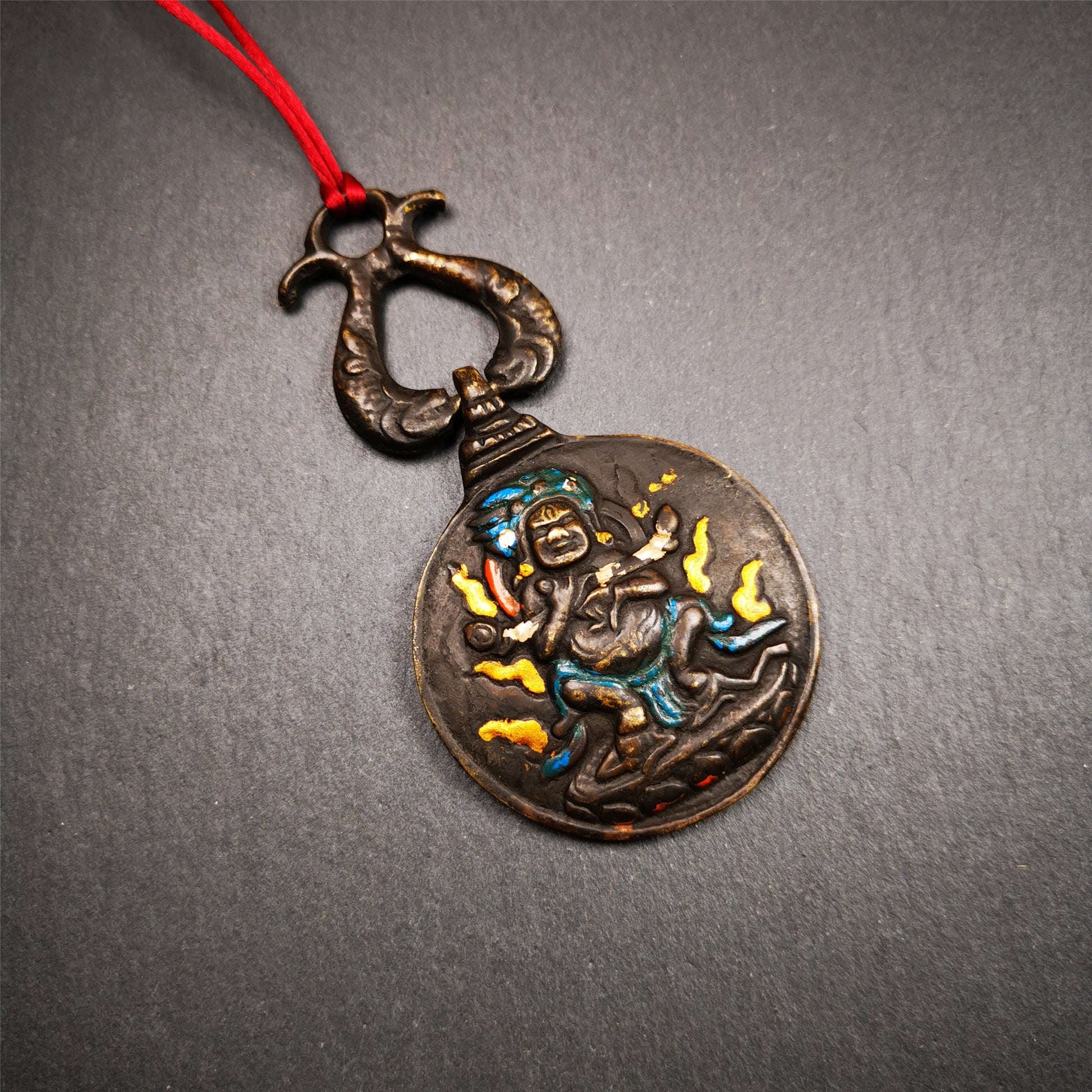 This unique Panjaramahakala Melong Amulet was collected from Goinqên Monastery,about 40 years old,bless by lama. It is round shape,made of brass,1.89 inch diameter.The top is a double fish hanging ring,the front pattern is Tibetan Budhist calendar symbol - SIPAHO(srid pa ho),and the back is Panjaramahakala.