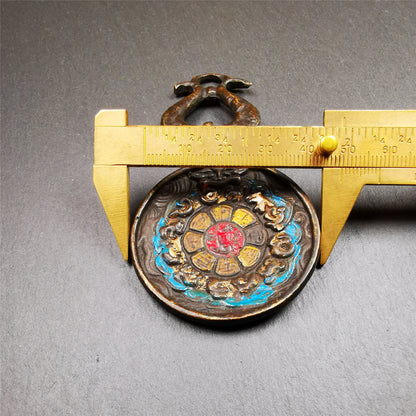 This unique Panjaramahakala Melong Amulet was collected from Goinqên Monastery,about 40 years old,bless by lama. It is round shape,made of brass,1.89 inch diameter.The top is a double fish hanging ring,the front pattern is Tibetan Budhist calendar symbol - SIPAHO(srid pa ho),and the back is Panjaramahakala.