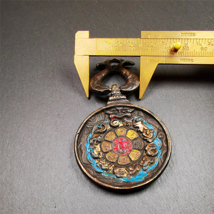 This unique Panjaramahakala Melong Amulet was collected from Goinqên Monastery,about 40 years old,bless by lama. It is round shape,made of brass,1.89 inch diameter.The top is a double fish hanging ring,the front pattern is Tibetan Budhist calendar symbol - SIPAHO(srid pa ho),and the back is Panjaramahakala.