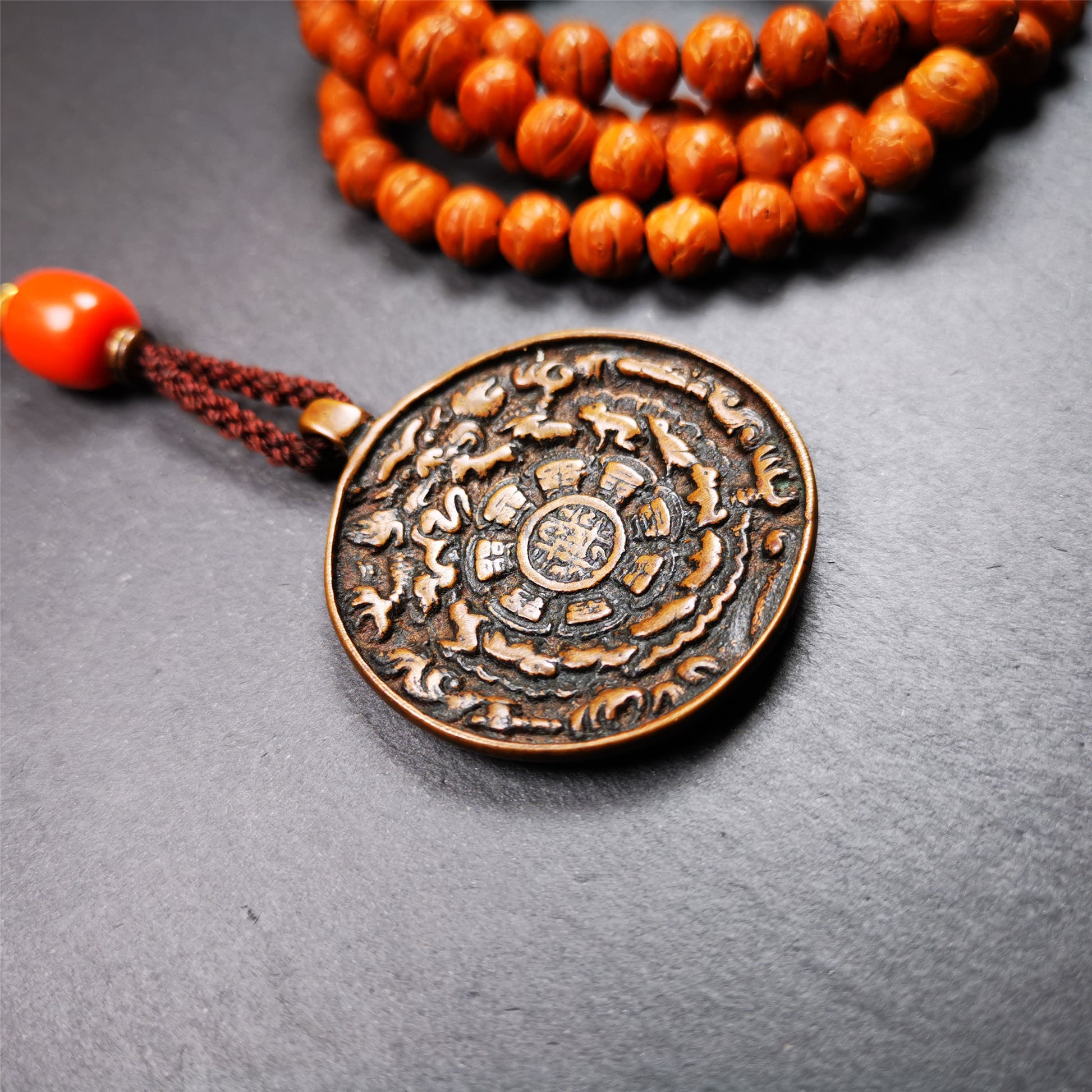 This type of sipaho badge was made by Tibetan craftsmen and come from Hepo Town, Baiyu County, the birthplace of the famous Tibetan handicrafts.  It is made of copper,1.7 inch diameter,the front is Tibetan Budhist amulet symbol - Melong / sipaho.