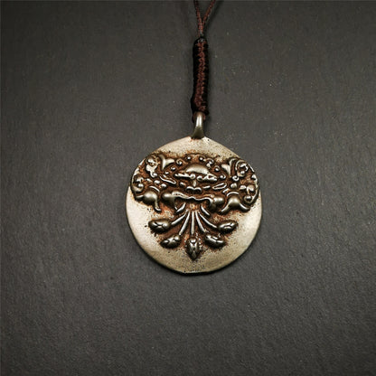 This type of Kirtimukha melong amulet was made by Tibetan craftsmen and come from Hepo Town, Baiyu County, Tibet.  It is made of copper,1.7 inch diameter,the front is Tibetan Budhist amulet symbol - Melong / sipaho,tha back is Kirtimukha.