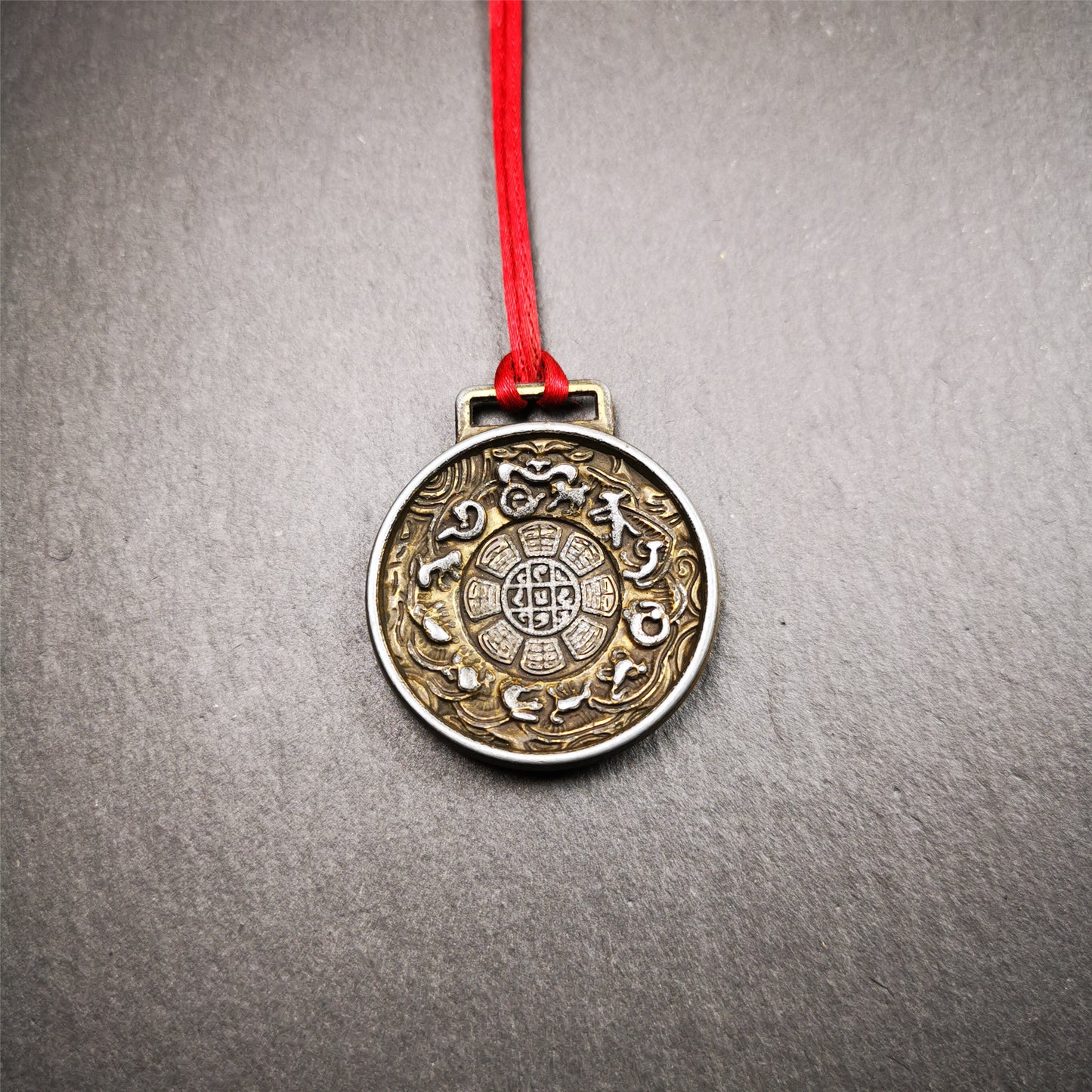 This set of sipaho badge was made by Tibetan craftsmen and come from Hepo Town, Baiyu County,Tibet. It is round shape,made of white copper.The front pattern is Tibetan Budhist Protective Symbol - SIPAHO(srid pa ho),the back is the cross vajra symbol.