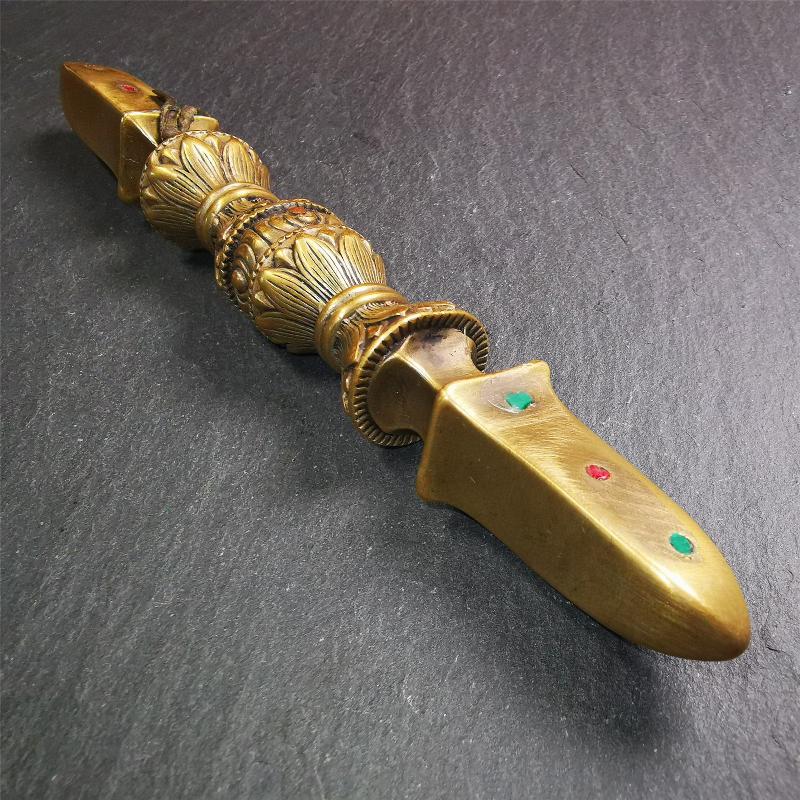 These beautiful vajra were handmade by Tibetan craftsmen from Tibet in 1990s,from Hepo Town, Baiyu County, the birthplace of the famous Tibetan handicrafts. It is five-pronged vajra,made of brass,inlaid agate,yellow color,6.5 inches length.