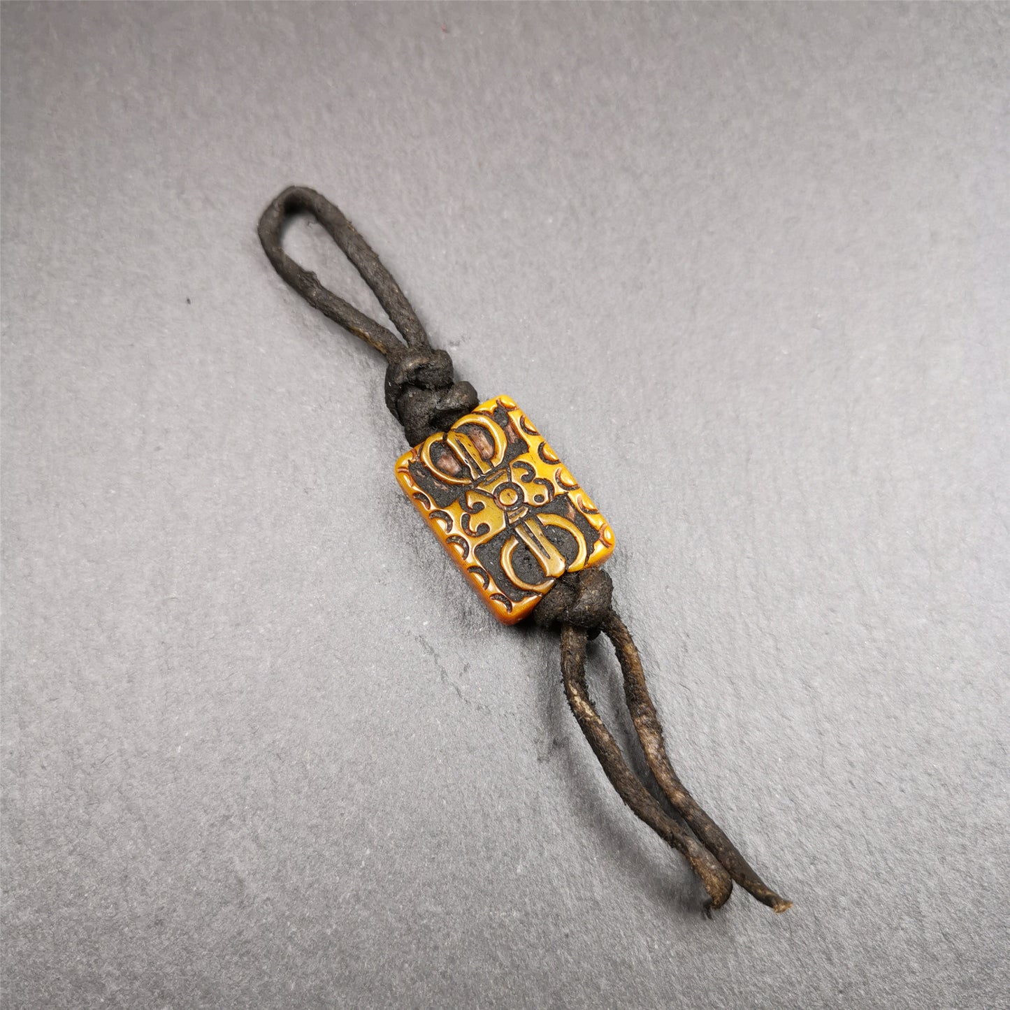 This unique vajra amulet was handmade by Tibetan craftsmen from Tibet in 1990's,blessed in Gengqing Monastry. It is entirely hand-carved yak bone craft, double sided with vajra and other patterns,very beautiful. You can use it as pendant, keychain, bag hanging,or altar rituals .