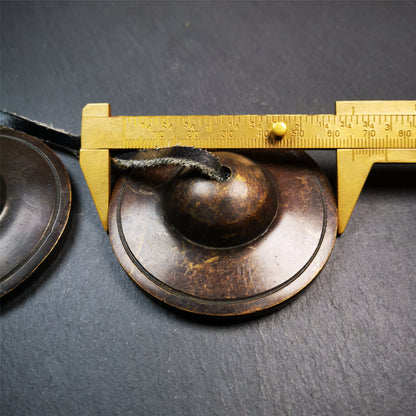 This tingsha bell set was handmade in Nepal,using traditional techniques and materials. It was made of brass,dark color,6.5cm diameter,with pure, clear and resonant,good for meditation. Come with tingsha case.