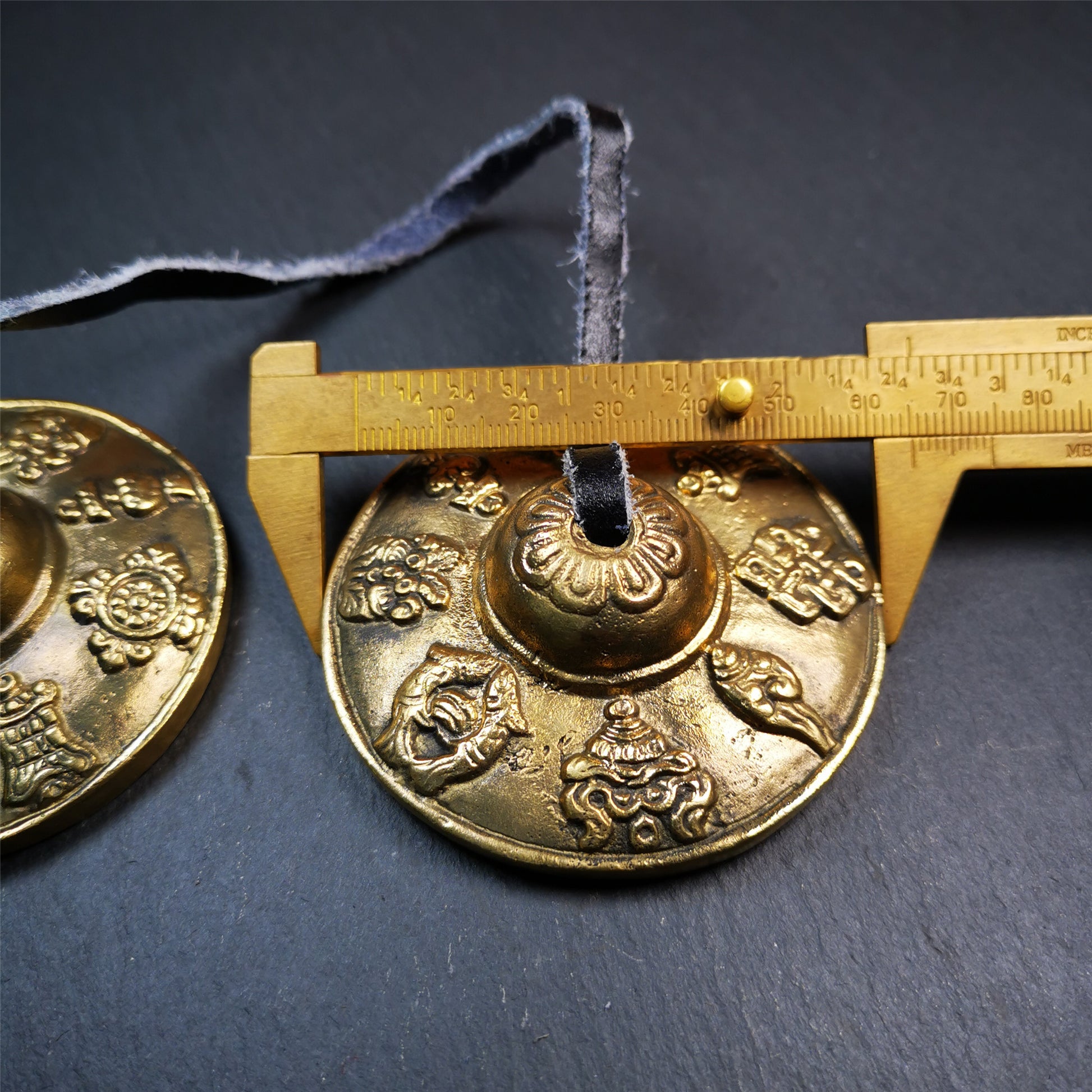 This tingsha bell set was handmade in Nepal,using traditional techniques and materials. It was made of brass,carved astamangal pattern,6.5cm diameter,with pure, clear and resonant,good for meditation. Come with tingsha case.