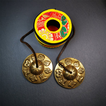 This tingsha bell set was handmade in Nepal,using traditional techniques and materials. It was made of brass,carved astamangal pattern7.4cm diameter,with pure, clear and resonant,good for meditation. Come with tingsha case.