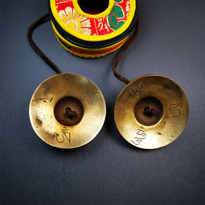 This tingsha bell set was handmade in Nepal,using traditional techniques and materials. It was made of brass,carved astamangal pattern7.4cm diameter,with pure, clear and resonant,good for meditation. Come with tingsha case.