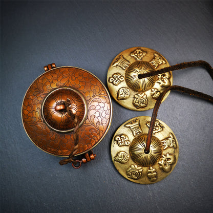 This tingsha bell set was handmade in Nepal,using traditional techniques and materials. It was made of brass,carved astamangal pattern7.4cm diameter,with pure, clear and resonant,good for meditation. Come with tingsha case.