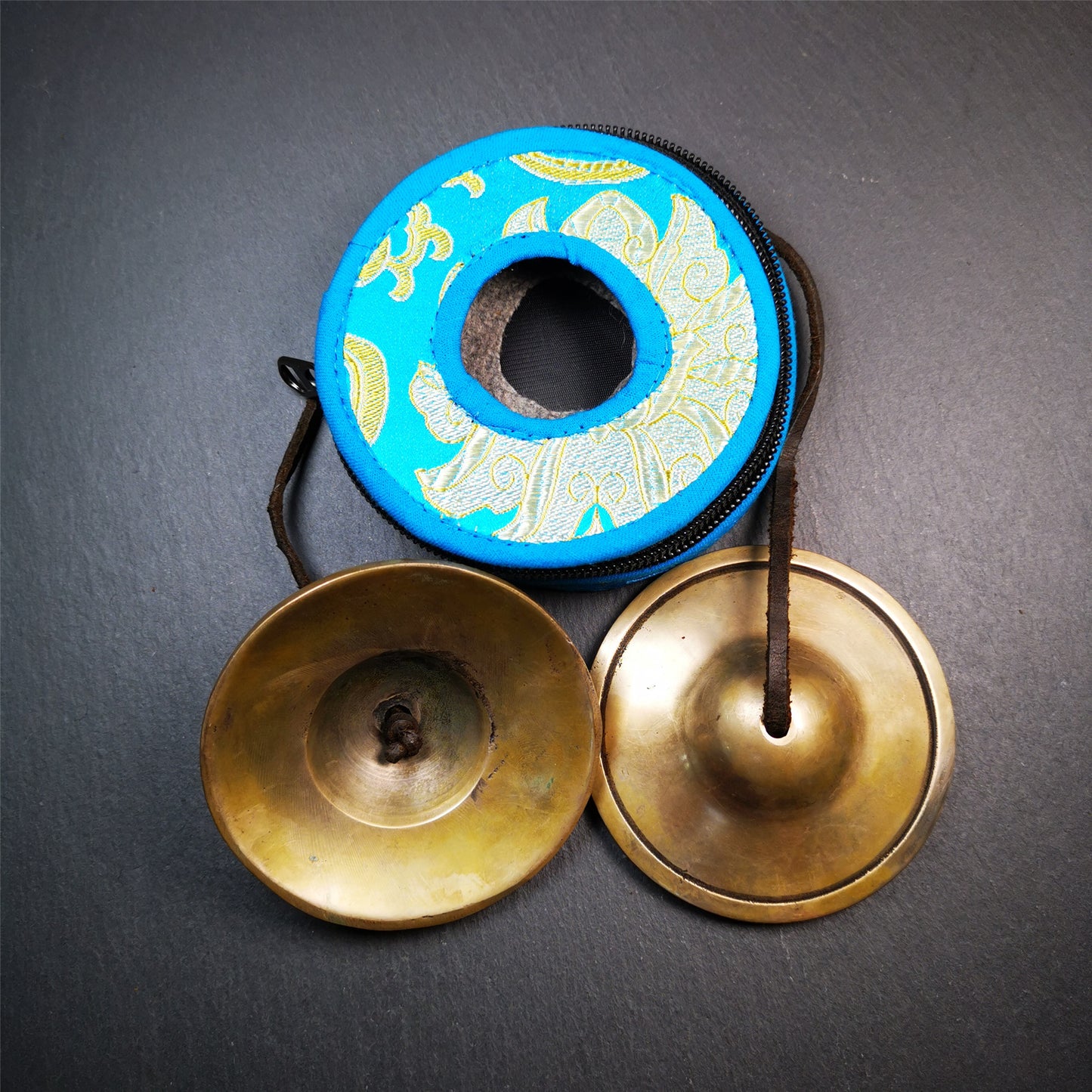 This tingsha bell set was handmade in Nepal,using traditional techniques and materials. It was made of copper,8.3cm diameter,with pure, clear and resonant,good for meditation. Come with tingsha case.