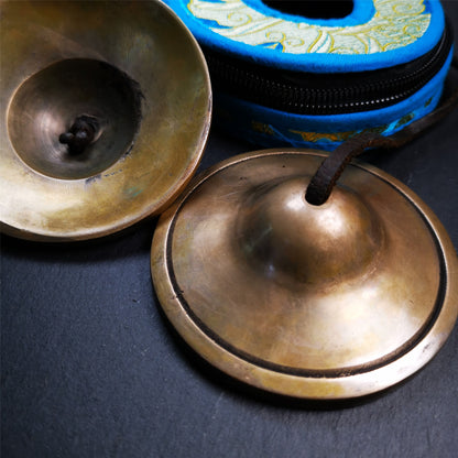 This tingsha bell set was handmade in Nepal,using traditional techniques and materials. It was made of copper,8.3cm diameter,with pure, clear and resonant,good for meditation. Come with tingsha case.