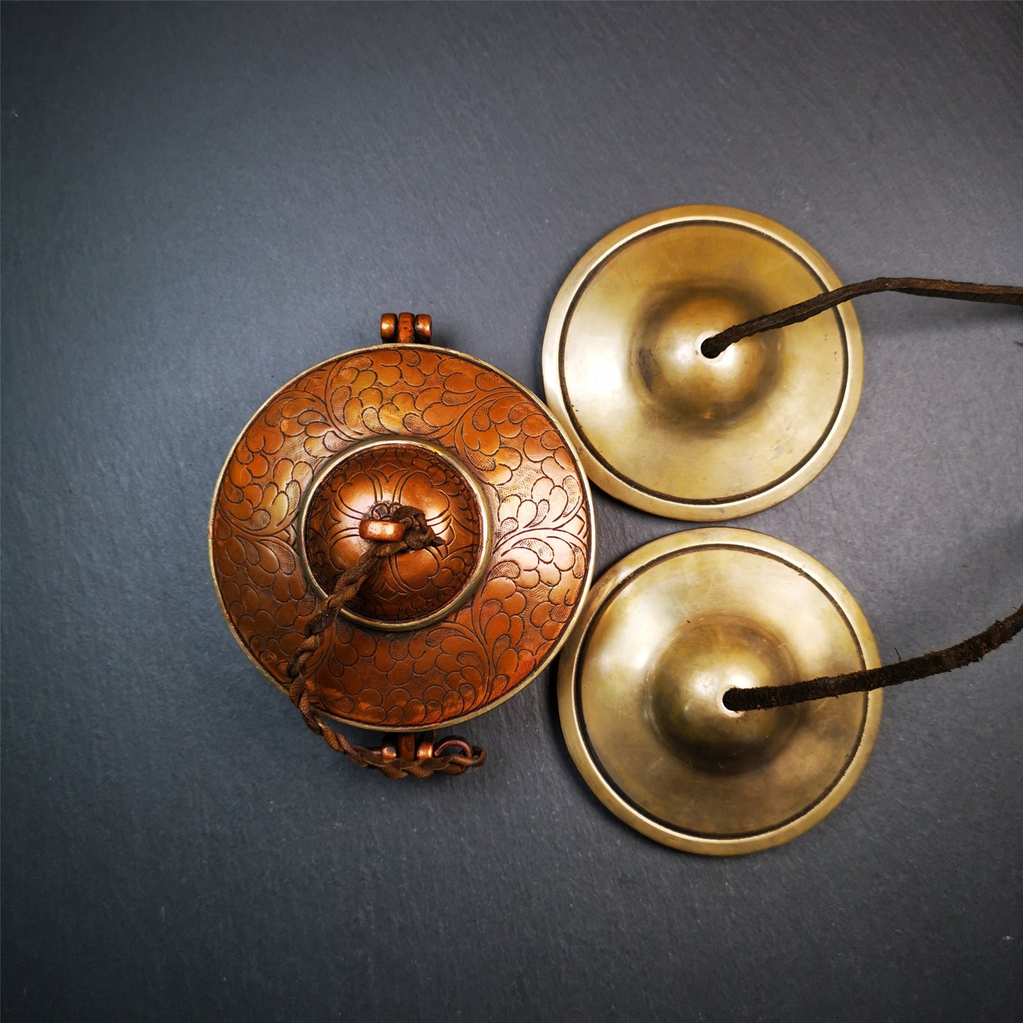 This tingsha bell set was handmade in Nepal,using traditional techniques and materials. It was made of copper,8.3cm diameter,with pure, clear and resonant,good for meditation. Come with tingsha case.