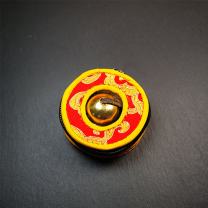 This tingsha bell set was handmade in Nepal,using traditional techniques and materials. It was made of brass,6.5cm diameter,shiny color,with pure, clear and resonant,good for meditation. Come with tingsha case.