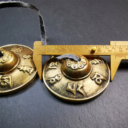 This tingsha bell set was handmade in Nepal,using traditional techniques and materials. It was made of brass,carved om mani padme hum mantra,6.5cm diameter,with pure, clear and resonant,good for meditation. Come with tingsha case.