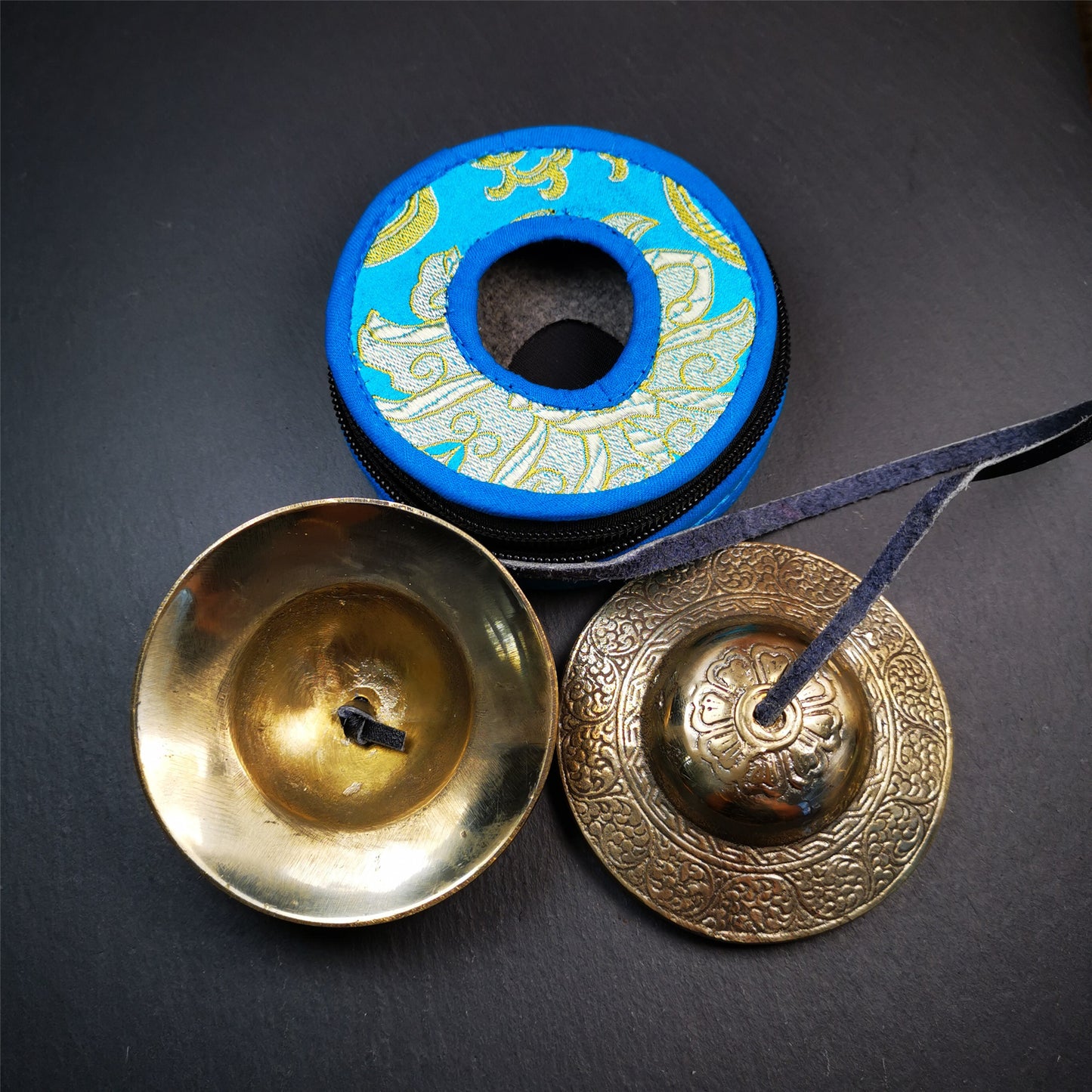 This tingsha bell set was handmade in Nepal,using traditional techniques and materials. It was made of bronze,carved cloud pattern,8.8cm diameter,with pure, clear and resonant,good for meditation. Come with tingsha case.