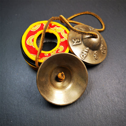 This tingsha bell set was handmade in Nepal,using traditional techniques and materials. It was made of brass,carved om mani padme hum mantra,6.5cm diameter,with pure, clear and resonant,good for meditation. Come with tingsha case.