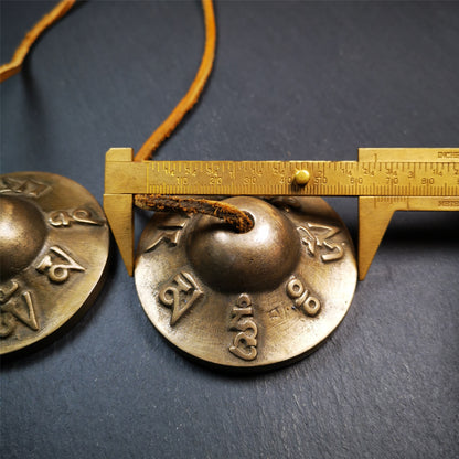 This tingsha bell set was handmade in Nepal,using traditional techniques and materials. It was made of brass,carved om mani padme hum mantra,6.5cm diameter,with pure, clear and resonant,good for meditation. Come with tingsha case.