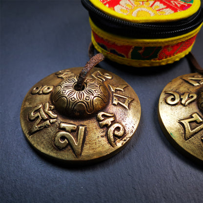 This tingsha bell set was handmade in Nepal,using traditional techniques and materials. It was made of brass,carved om mani padme hum mantra,7.4cm diameter,with pure, clear and resonant,good for meditation. Come with tingsha case.