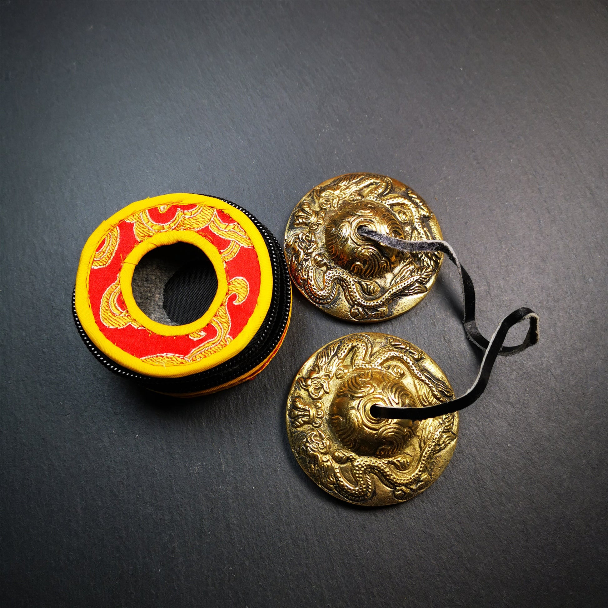 This tingsha bell set was handmade in Nepal,using traditional techniques and materials. It was made of brass,carved 2 dragons pattern,6.5cm diameter,with pure, clear and resonant,good for meditation. Come with tingsha case.