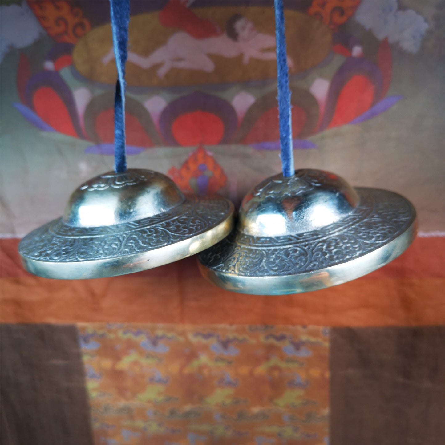 This tingsha bell set was handmade in Nepal,using traditional techniques and materials. It was made of bronze,carved cloud pattern,8.8cm diameter,with pure, clear and resonant,good for meditation. Come with tingsha case.