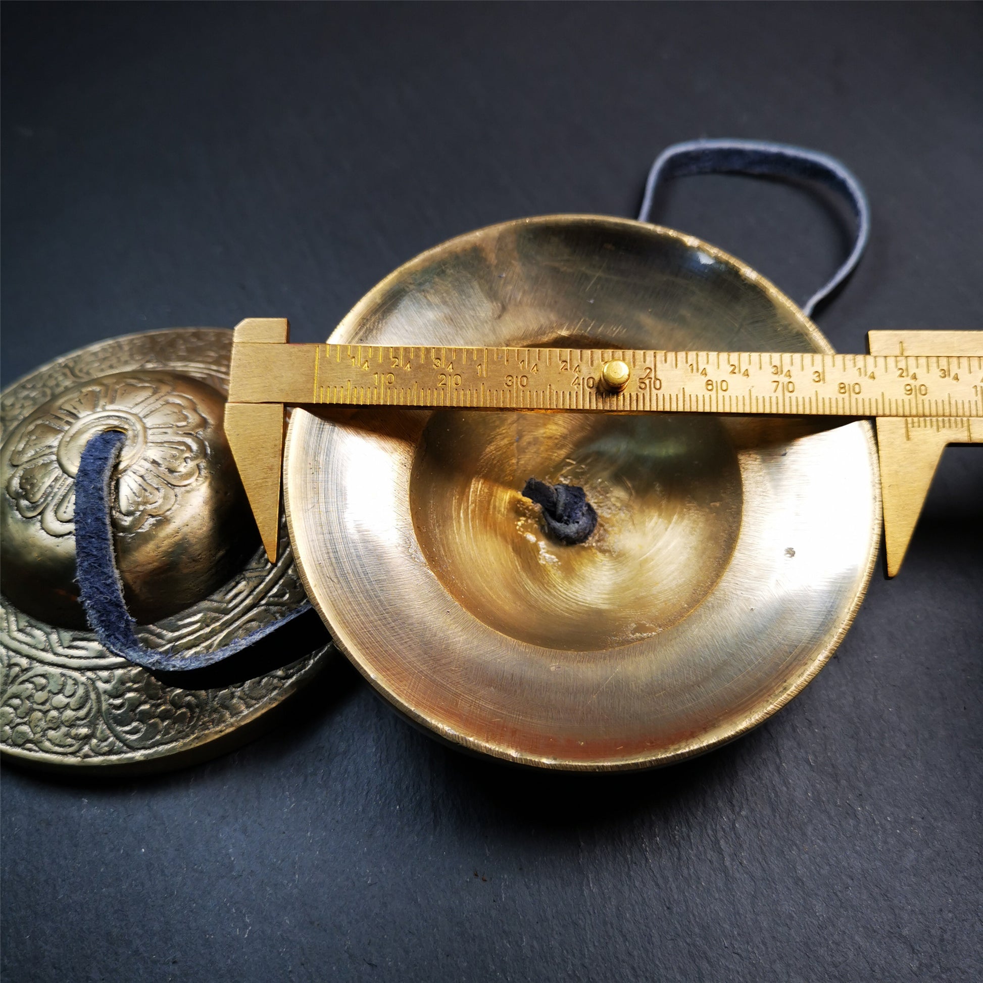 This tingsha bell set was handmade in Nepal,using traditional techniques and materials. It was made of bronze,carved cloud pattern,8.8cm diameter,with pure, clear and resonant,good for meditation. Come with tingsha case.