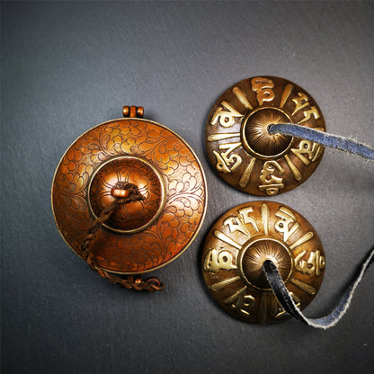 This tingsha bell set was handmade in Nepal,using traditional techniques and materials. It was made of bronze,carved om mani padme hum mantra,8cm diameter,with pure, clear and resonant,good for meditation. Come with tingsha case.