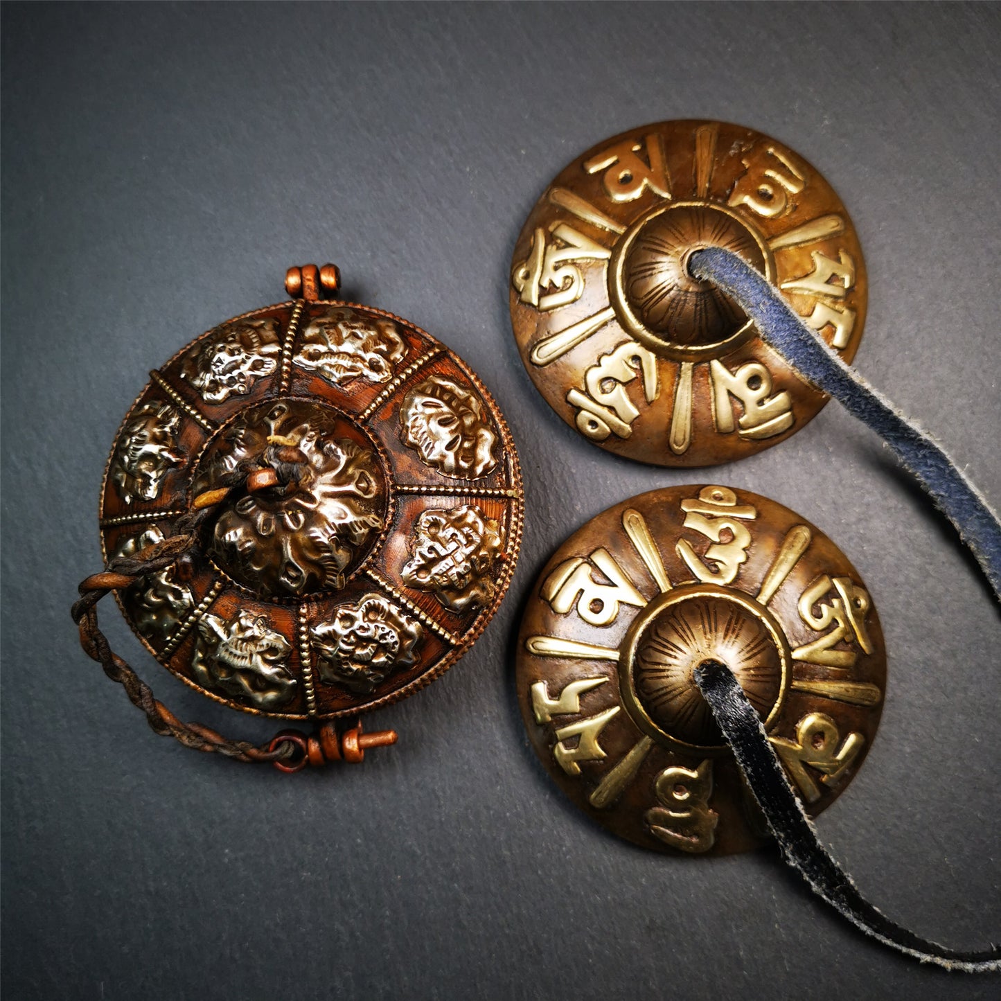 This tingsha bell set was handmade in Nepal,using traditional techniques and materials. It was made of bronze,carved om mani padme hum mantra,8cm diameter,with pure, clear and resonant,good for meditation. Come with tingsha case.