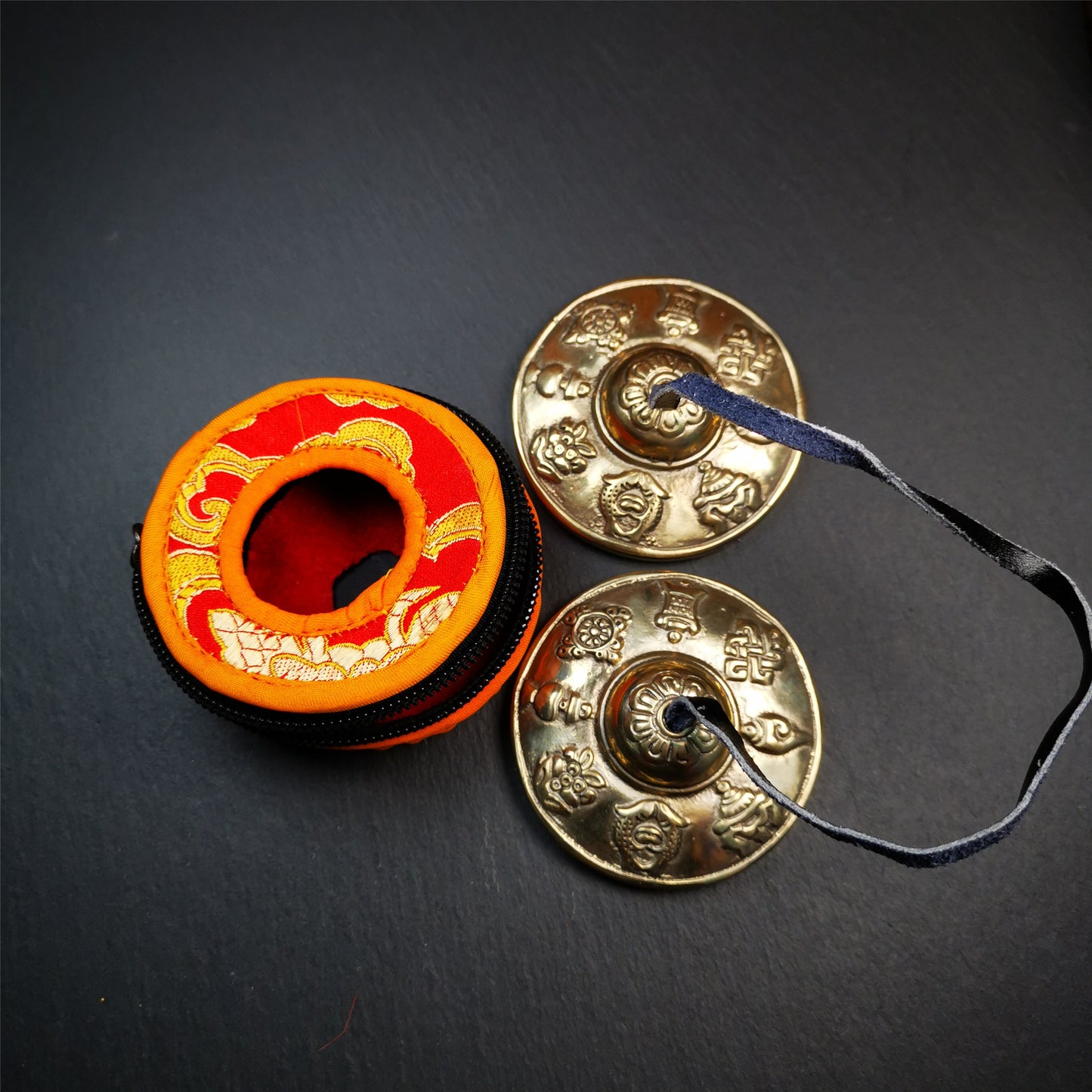 This tingsha bell set was handmade in Nepal,using traditional techniques and materials. It was made of bronze,carved astamangal pattern,6.8cm diameter,with pure, clear and resonant,good for meditation. Come with tingsha case.