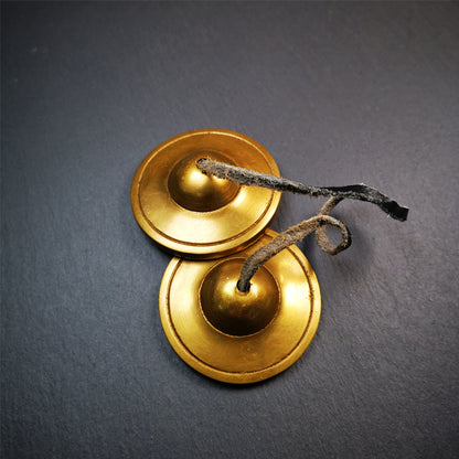 This tingsha bell set was handmade in Nepal,using traditional techniques and materials. It was made of brass,6.5cm diameter,with pure, clear and resonant,good for meditation. Come with tingsha case.