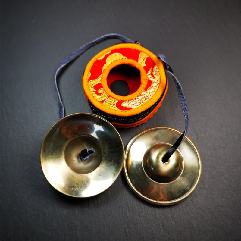 This tingsha bell set was handmade in Nepal,using traditional techniques and materials. It was made of bronze,shiny color,7cm diameter,with pure, clear and resonant,good for meditation. Come with tingsha case.