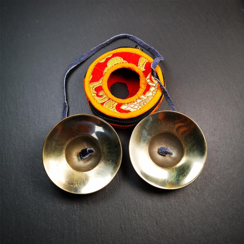 This tingsha bell set was handmade in Nepal,using traditional techniques and materials. It was made of bronze,shiny color,7cm diameter,with pure, clear and resonant,good for meditation. Come with tingsha case.