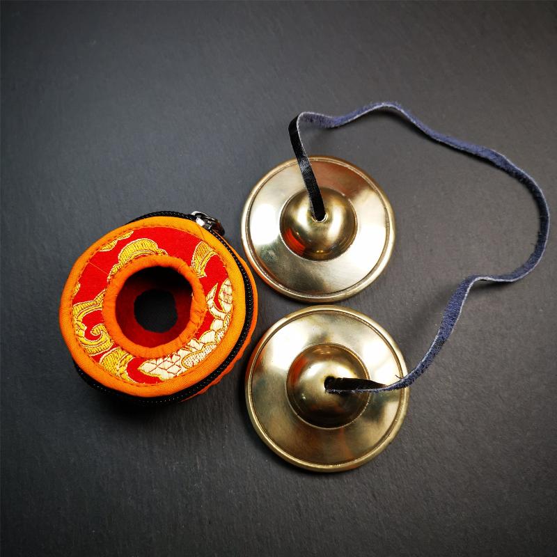 This tingsha bell set was handmade in Nepal,using traditional techniques and materials. It was made of bronze,shiny color,7cm diameter,with pure, clear and resonant,good for meditation. Come with tingsha case.