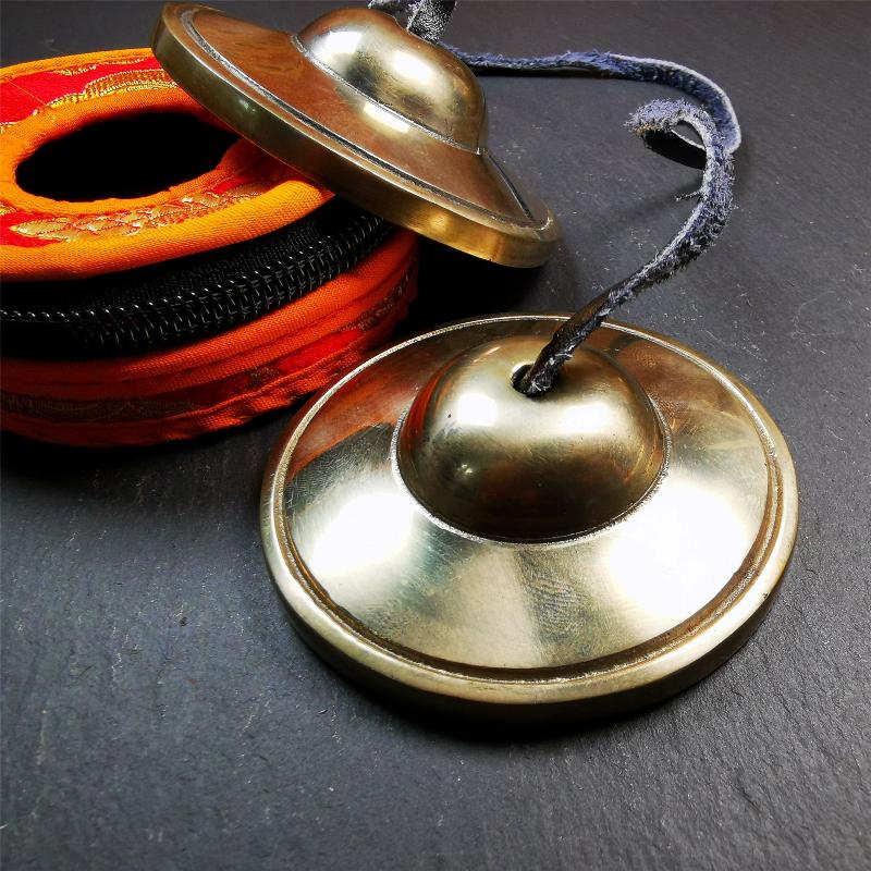 This tingsha bell set was handmade in Nepal,using traditional techniques and materials. It was made of bronze,shiny color,7cm diameter,with pure, clear and resonant,good for meditation. Come with tingsha case.