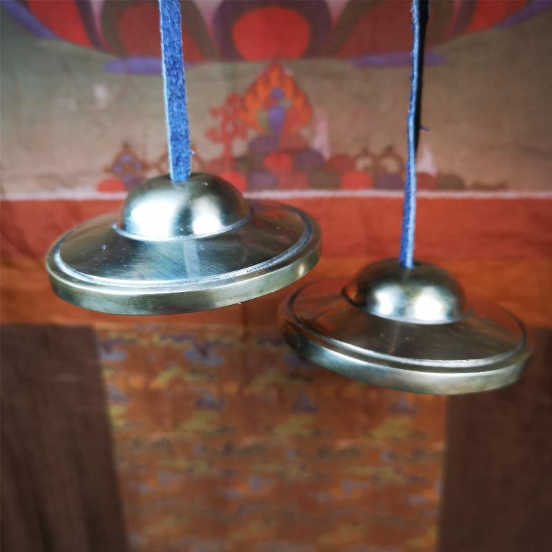 This tingsha bell set was handmade in Nepal,using traditional techniques and materials. It was made of bronze,shiny color,7cm diameter,with pure, clear and resonant,good for meditation. Come with tingsha case.