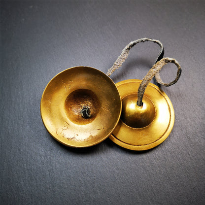 This tingsha bell set was handmade in Nepal,using traditional techniques and materials. It was made of brass,6.5cm diameter,with pure, clear and resonant,good for meditation. Come with tingsha case.