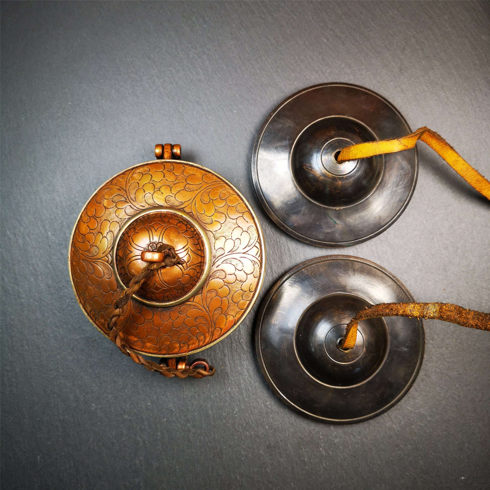 This tingsha bell set was handmade in Nepal,using traditional techniques and materials. It was made of bronze,special black color,8.5cm diameter,with pure, clear and resonant,good for meditation. Come with tingsha case.