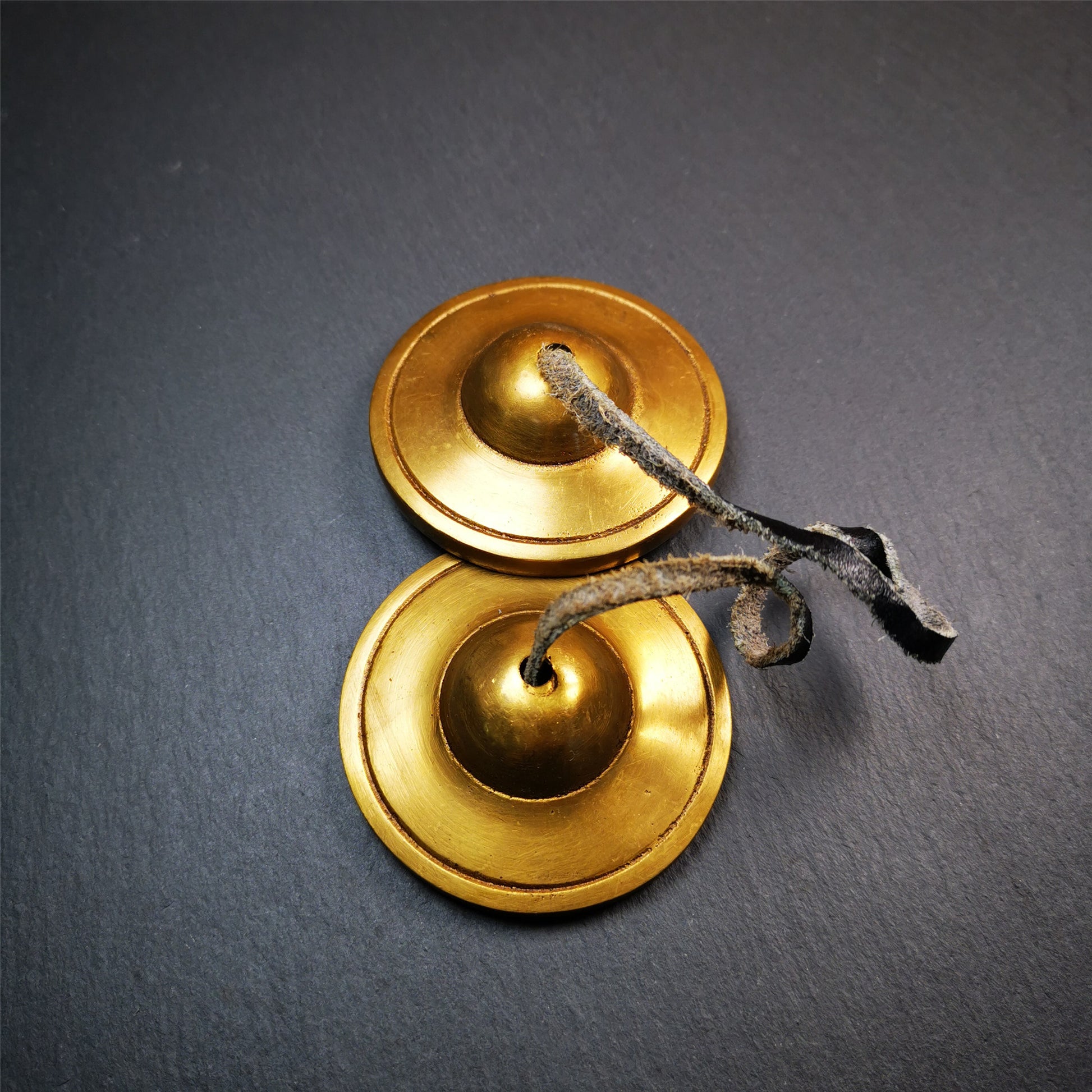 This tingsha bell set was handmade in Nepal,using traditional techniques and materials. It was made of brass,6.5cm diameter,with pure, clear and resonant,good for meditation. Come with tingsha case.